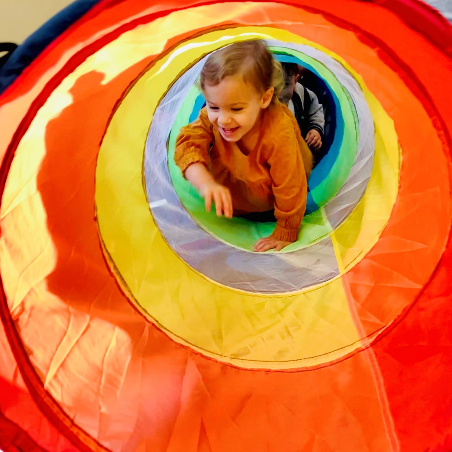 wiggle worms kid in tunnel